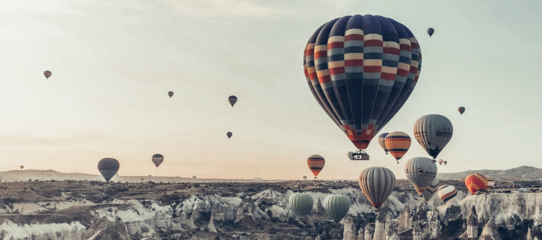 Hot air balloons landing signifying the free landing pages course from Invouq